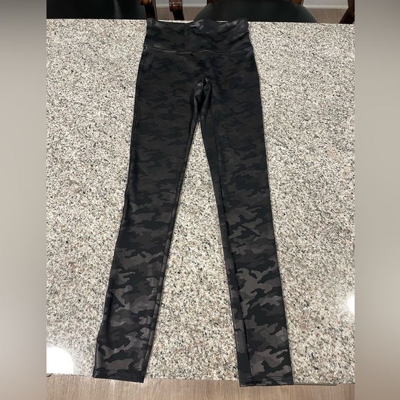 Spanx Faux Leather Camo Leggings Size Small - Picture 13 of 15
